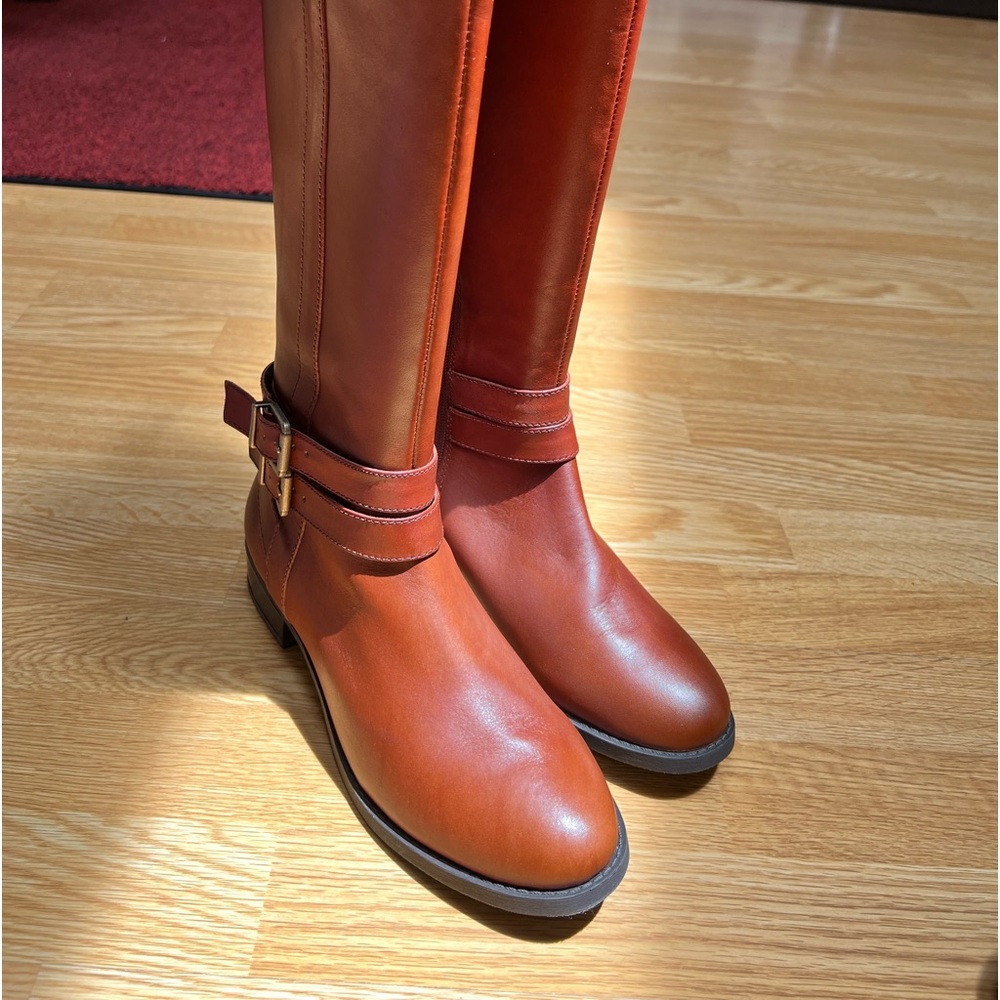This boots are brand new, color marrón genuine leather woman size 9